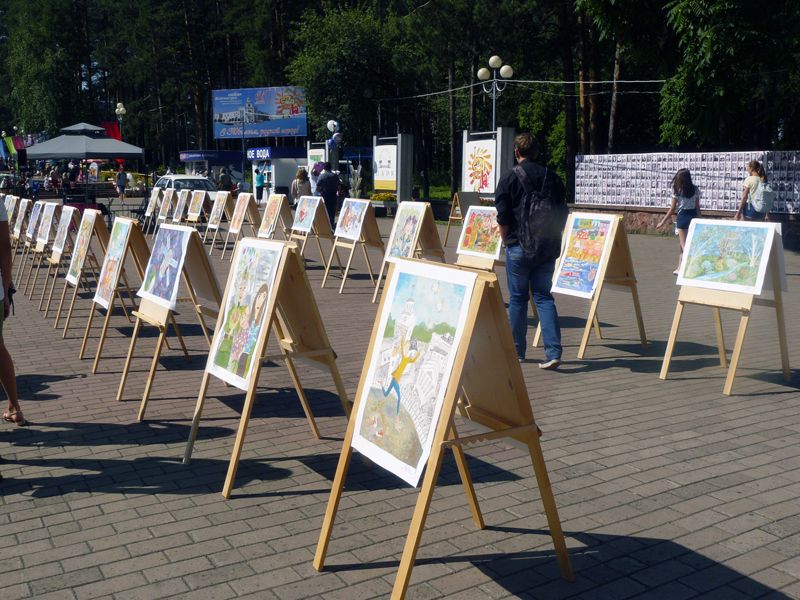 Выставка ДХШ в парке