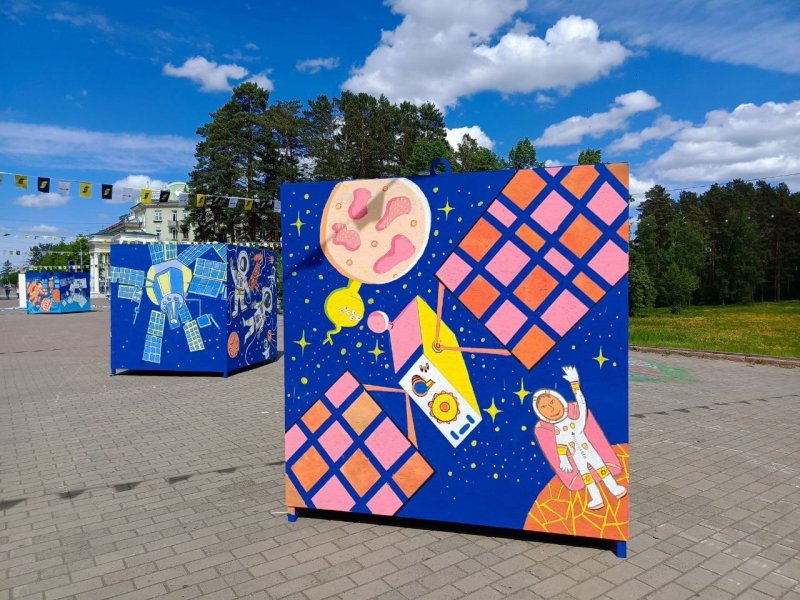 Галерея спутников. Фото https://vk.com/ao_reshetnev